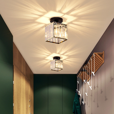 北欧の現代LEDの天井灯の掛かる食堂の台所E27