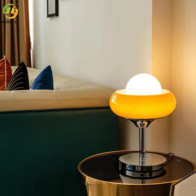 LEDの黄色の金属のガラス ベッドサイド・テーブル ランプのバウハウスの卵のタルトは40Wを形づける