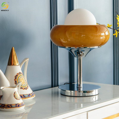 LEDの黄色の金属のガラス ベッドサイド・テーブル ランプのバウハウスの卵のタルトは40Wを形づける