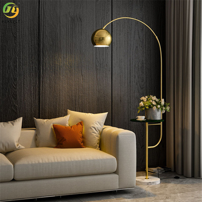 LEDの金/黒い現代的な床ランプは物質的な屋内装飾にアイロンをかける