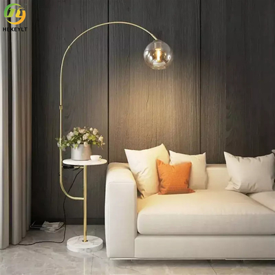 LEDの金/黒い現代的な床ランプは物質的な屋内装飾にアイロンをかける