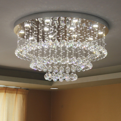 豪華で大きく贅沢なクリスタル・ガラスの天井灯の生きている寝室の結婚式