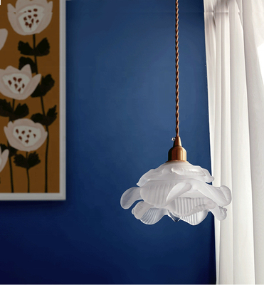 白い現代ガラス ペンダント灯の家の屋内花の北欧の掛かるライト