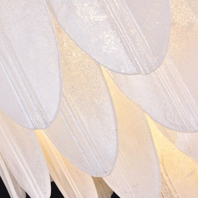 乳白色の羽の高さ35cmの幅25cmの長さ80cmの水晶の吊り下げ式ライト